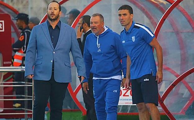 El entrenador cartagenero Juan Pedro Benali, primero por la izquierda, durante un partido del Ittihad Riadi Tánger de Marruecos. 