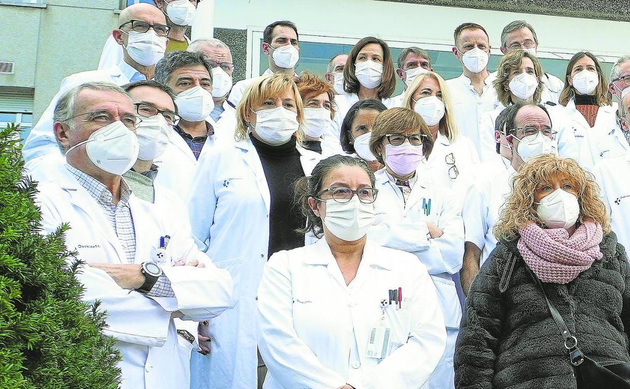 Imagen del plante protagonizado ayer delante del hospital por los jefes de servicio, protesta que repetirán a diario. 