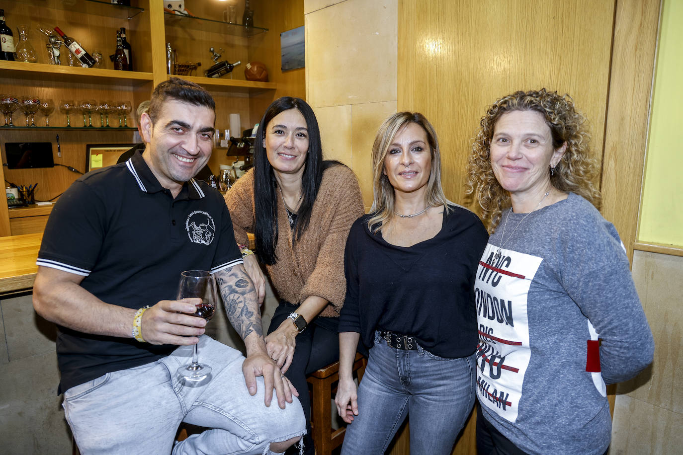 Foto de familia de la sociedad gastronómica Gaupatxa. 