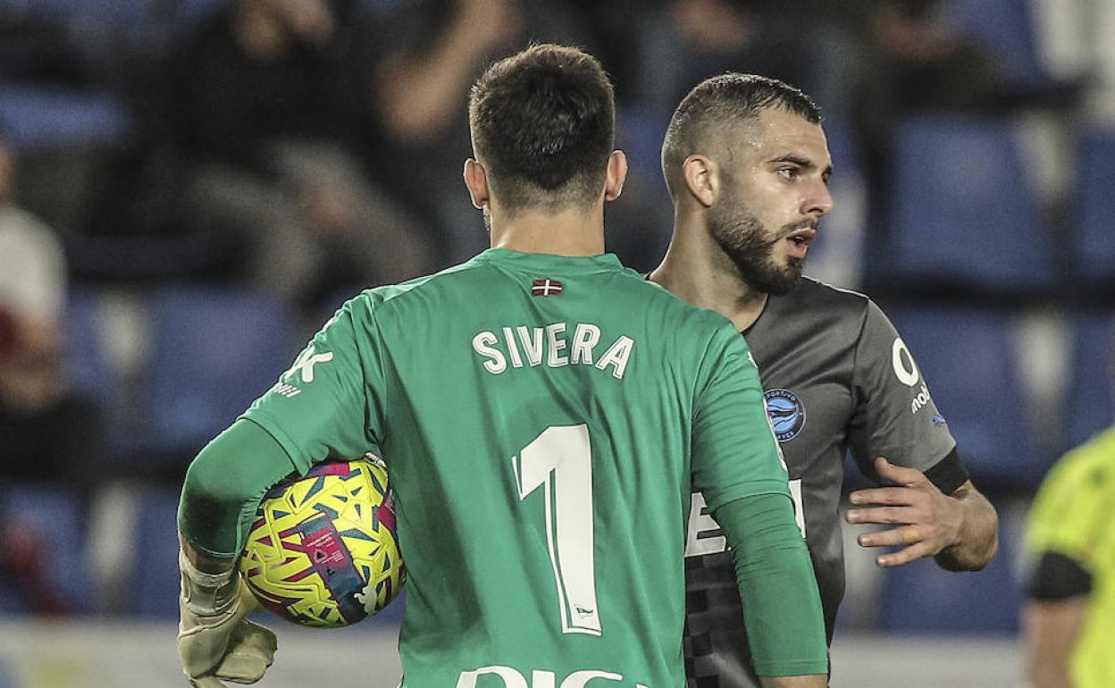 Rioja felicita a Sivera tras una buena acción del portero. 