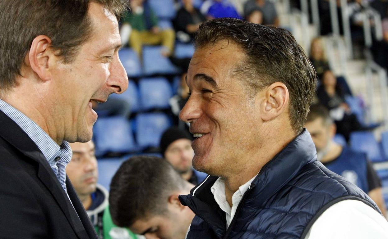 García y Ramis se saludan antes del encuentro. 