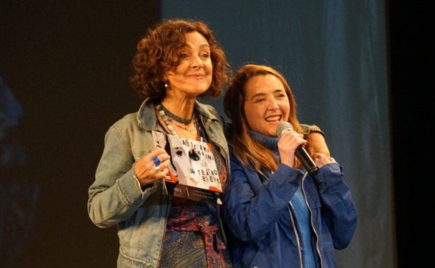 Amaia Lizarralde y Olatz Beobide, al recoger su premiopor 'Amaya' en Pabellón 6. 