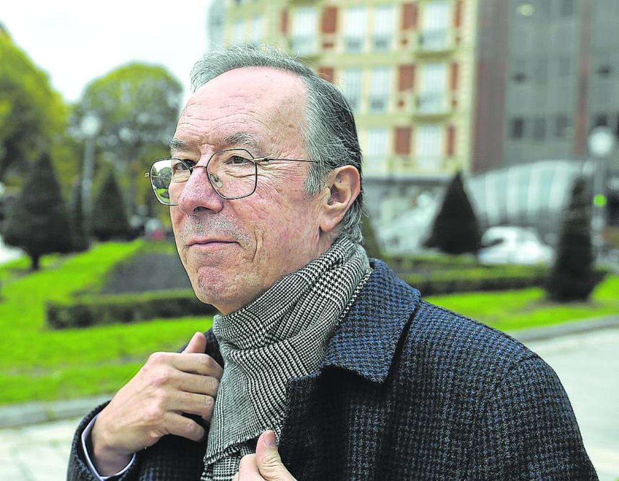 Basaguren, uno de los redactores del borrador de reforma del Estatuto, posa en el centro de Bilbao. 