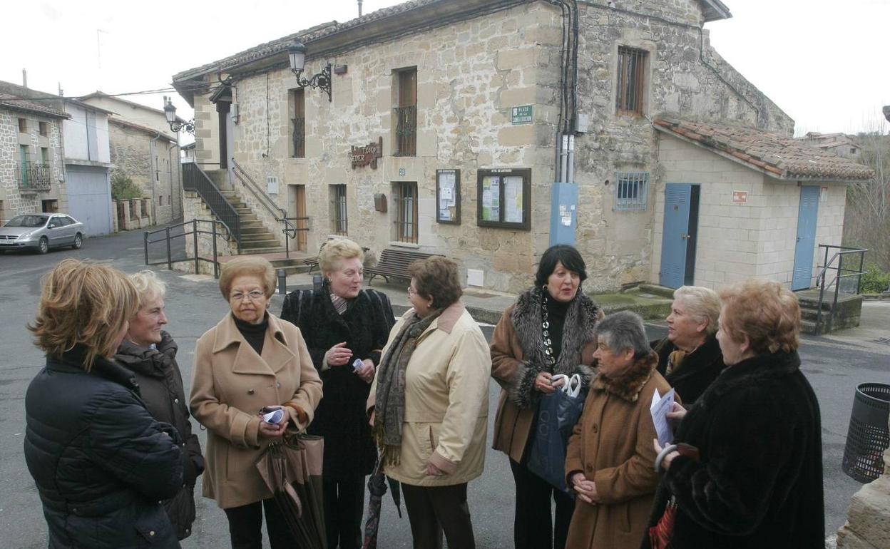 Un grupo de mujeres de Puentelarrá se concentró frente al 'Txoko Eder', en marzo, para protestar por la discrimnación. 