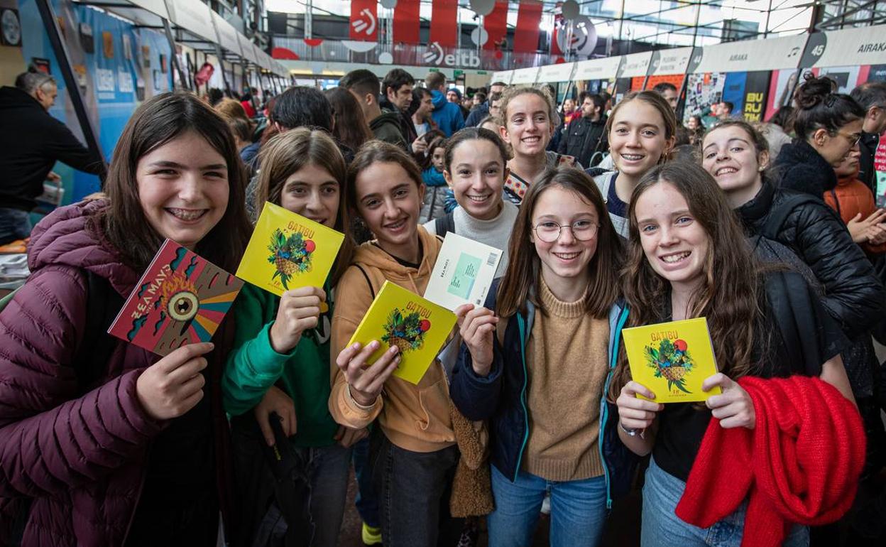 Un grupo de niñas sostienen los discos adquiridos en la Azoka.