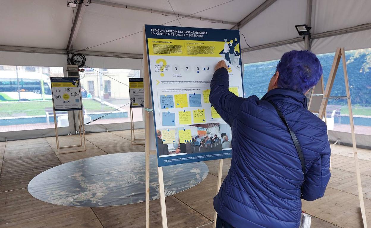 Una vecina votando las propuestas para Galdakao 