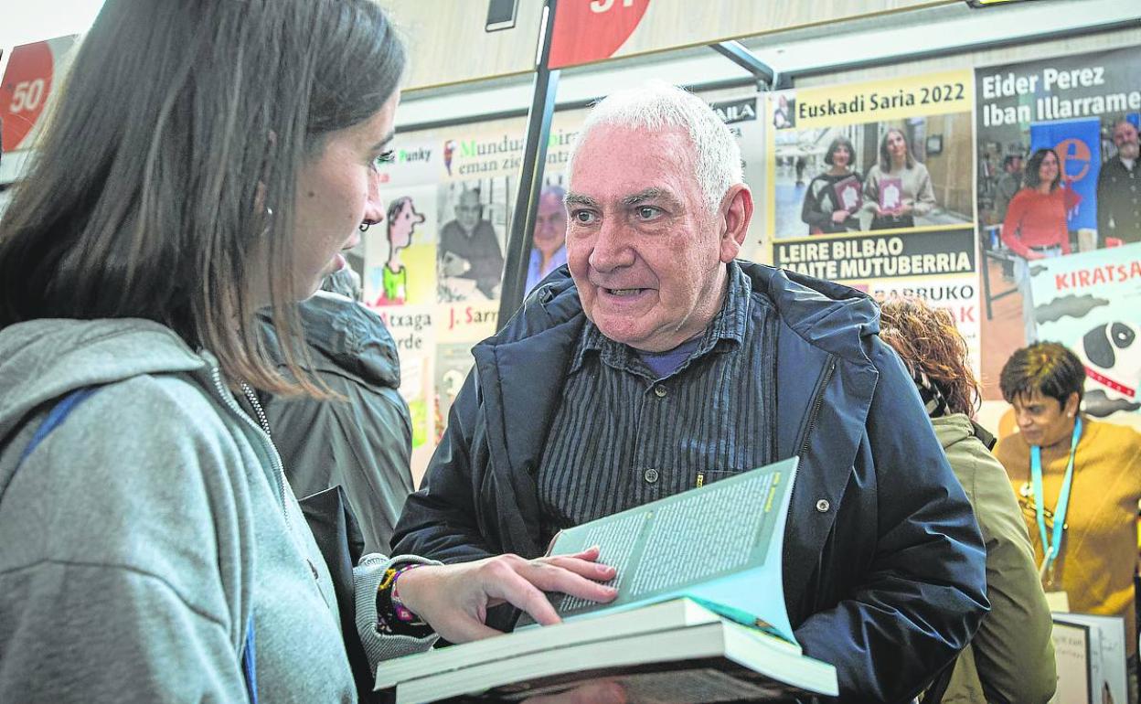 Joseba Sarrionandia, uno de los autores más solicitados en Durango.