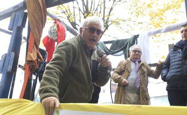 La Otxoa ha cantado varios de sus temas más reivindicativos durante la protesta. 