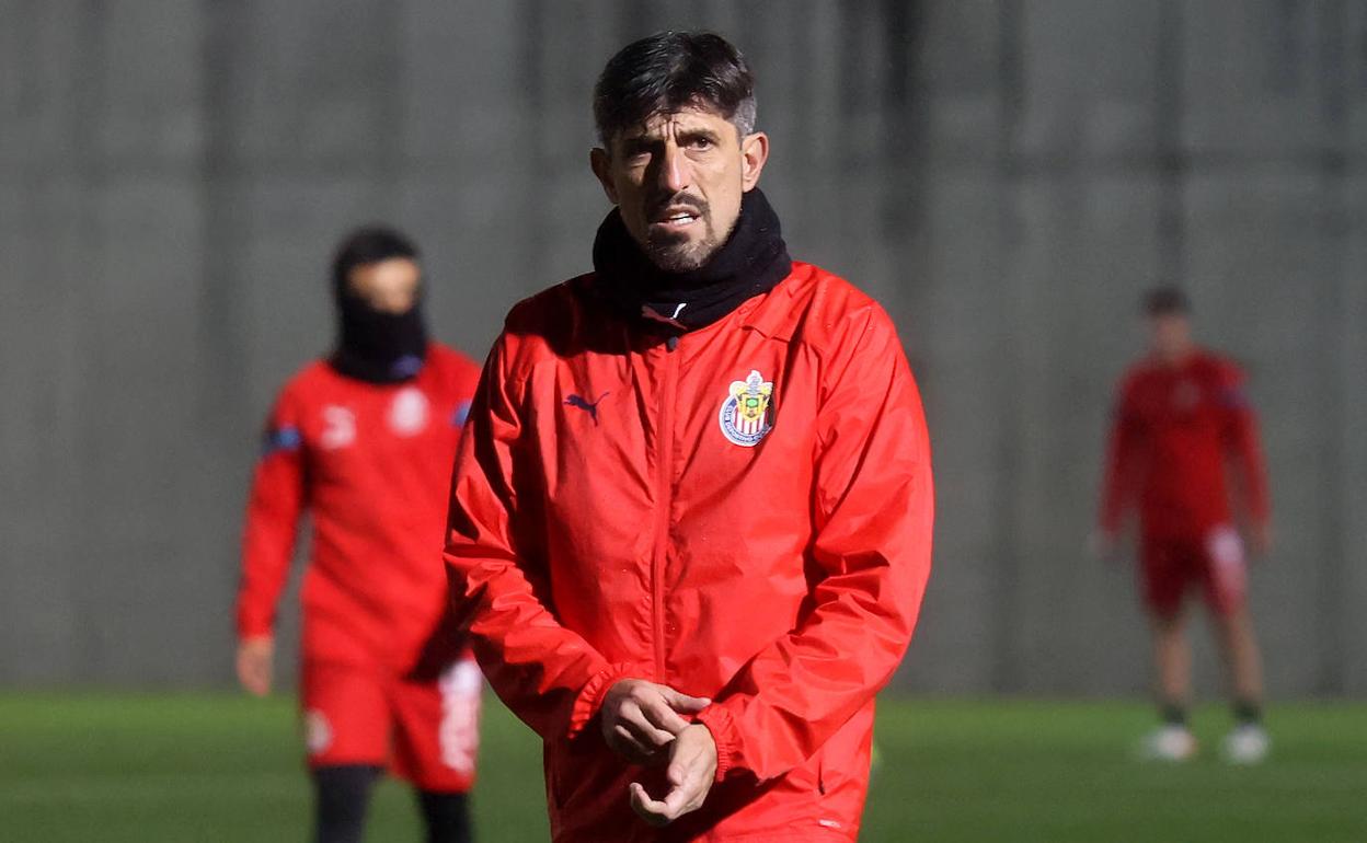 Veljko Paunovic, técnico del Chivas, entrenó el viernes con su equipo en Lezama. 