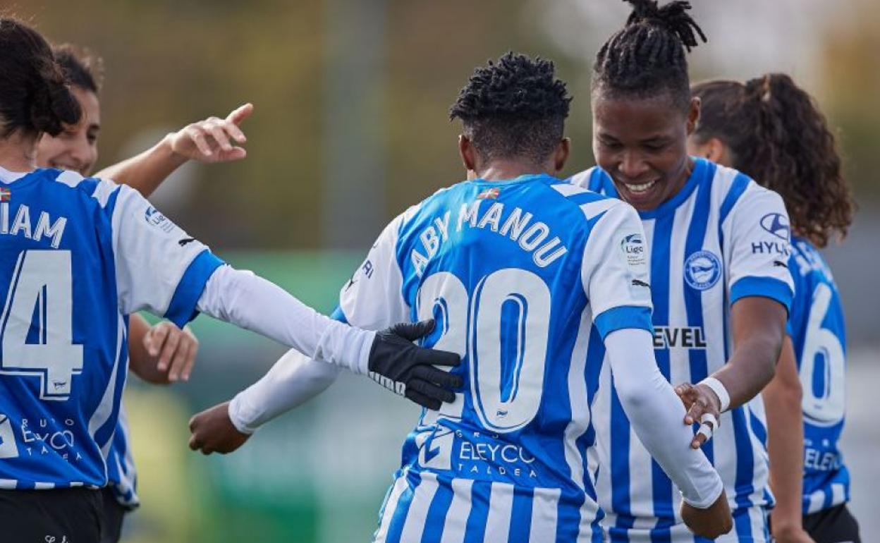 Aby celebra junto a Ohale el tercer gol del partido ante el Real Betis Féminas.