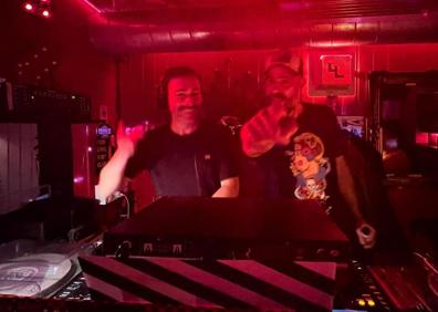 Imagen secundaria 1 - David Pereda, Peredius, y su compadre David Pejenaute, alias DJ Peje.; los alaveses que hacen bailar a los madrileños. En la última imagen, Peredius con Axel Pi, de Sidonie.