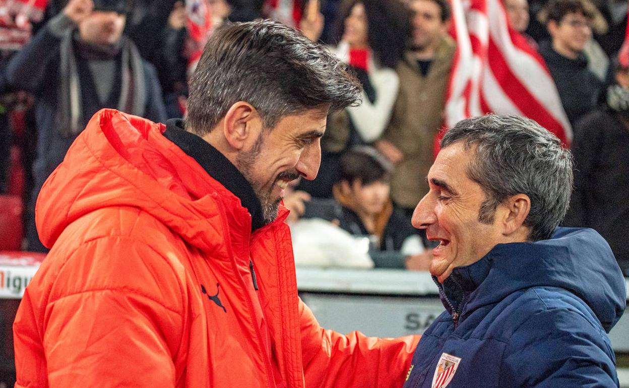 Valverde y el técnico de La Chivas se saludan antes del encuentro. 