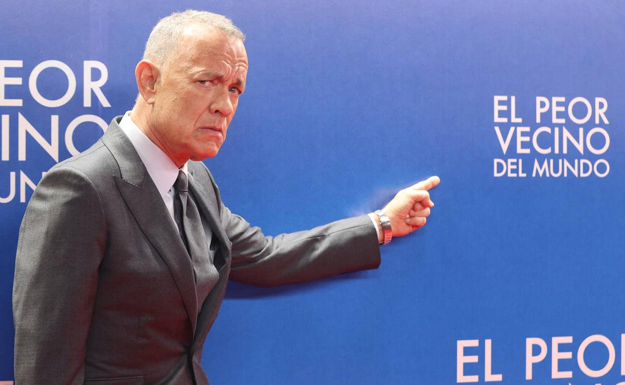 Tom Hanks gesticula ante los fotógrafos como si fuera el gruñón al que da vida en 'El peor vecino del mundo'.