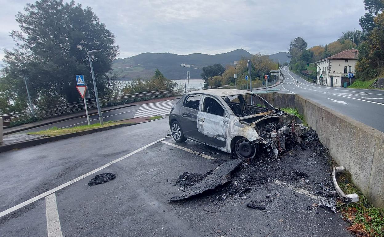 Estado en el que ha quedado calcinado el vehículo en el aparcamiento de la variante de Mundaka. 