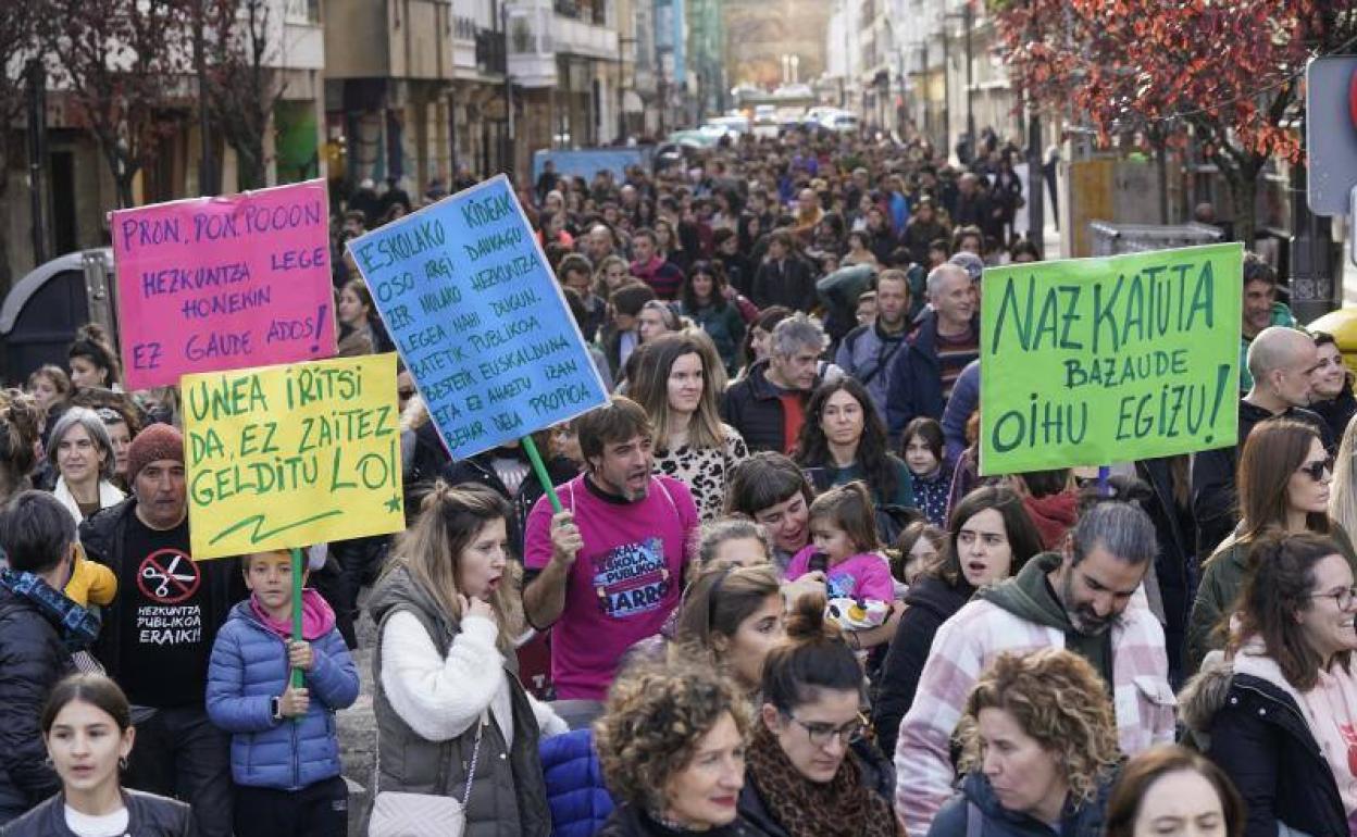 Asistentes en la manifestación de hoy en Vitoria.