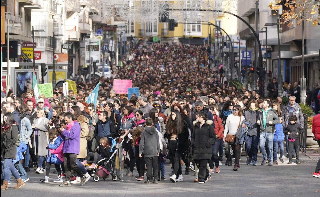 Asistentes en la manifestación de hoy en Vitoria.