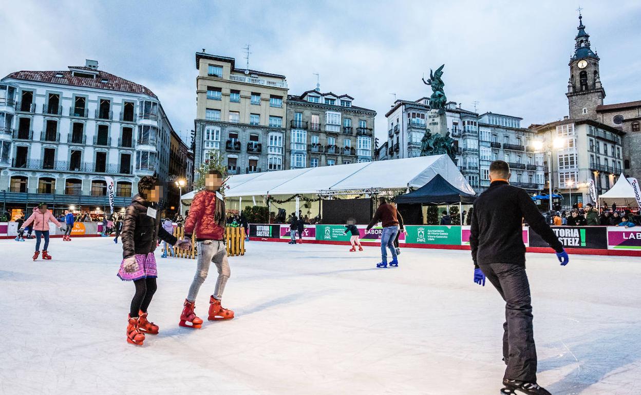 La agresión de produjo en la pista de hielo instalada ese año en la plaza de la Virgen Blanca. 