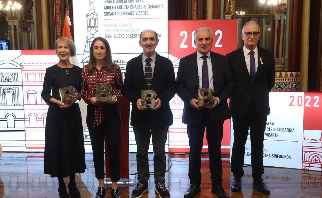 La catedrática Susana Rodríguez, la exfutbolista y entrenadora Iraia Iturregi, el filósofo Daniel Innerarity, el lingüísta Adolfo Arejita y el director gerente de la BOS, Ibon Arambarri, tras la ceremonia celebrada en el Salón Arabe.