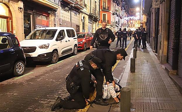 Roba el móvil a una viandante y golpea al joven que frenó su huida en San Francisco