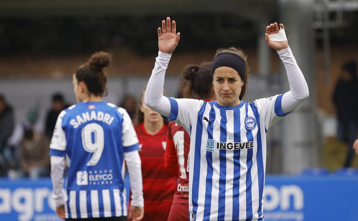 Ane Miren, en primer plano, y Sanadri, en el duelo contra el Sevilla. 