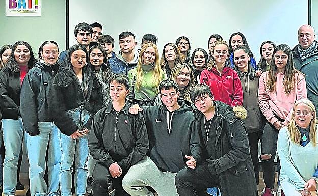 IES ARTAZA ROMO | LEIOA. Iban Rodríguez y Mónica Gómez, junto a los alumnos participantes y su profesora, Marta Espiga. 