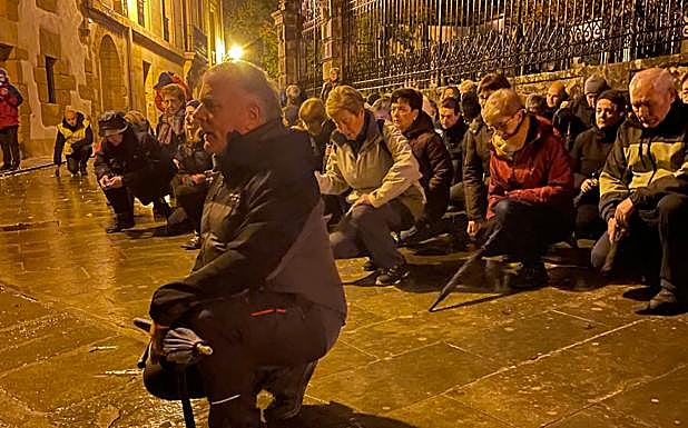 Los Marijeses entonan la Navidad en Gernika: «Nos despiertan, pero suena a música celestial»