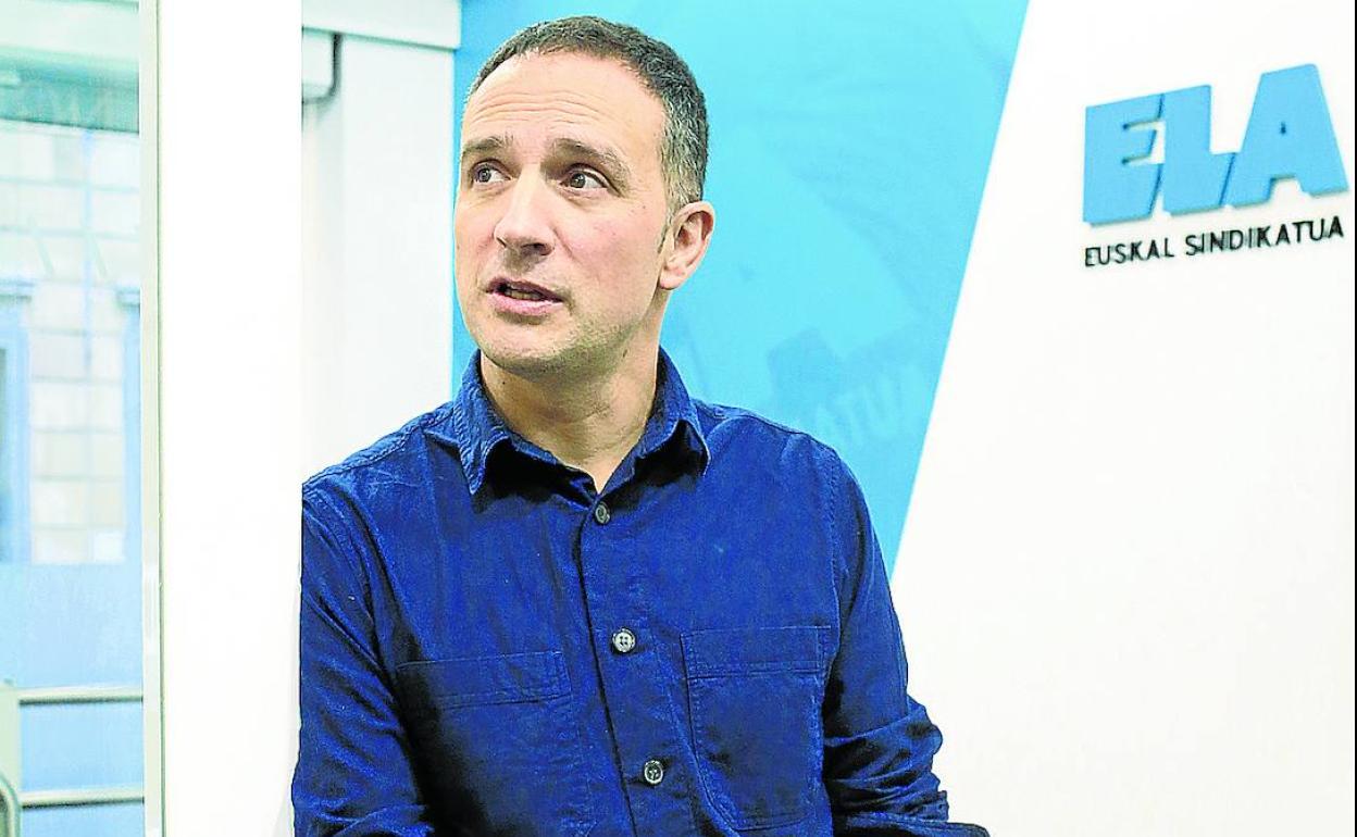 El máximo responsable de ELA, Mitxel Lakuntza, en la sede del sindicato. 