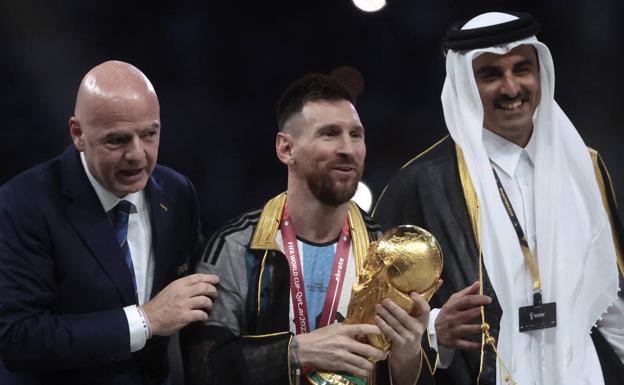 Messi, con el bisht que le pusieron antes de recoger la copa. 