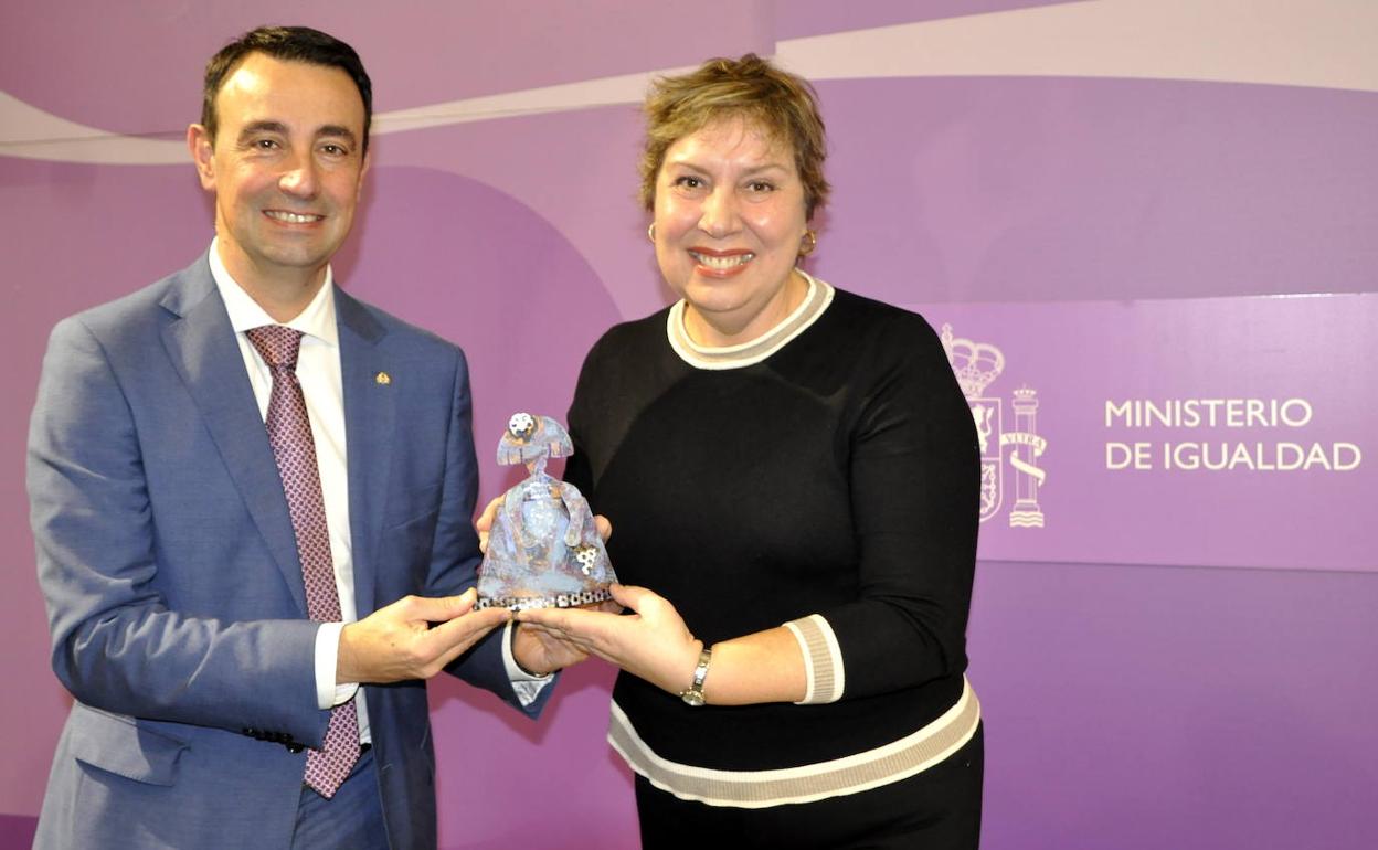 Mikel Torres, alcalde de Portugalete, con el premio, junto con la concejala de Servicios Sociales e Igualdad María José Blanco. 