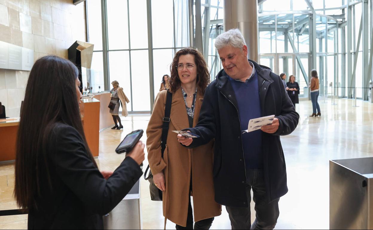 Jordi Sanz, visitante 25 millones, con su pareja, Marta de la Fuente.