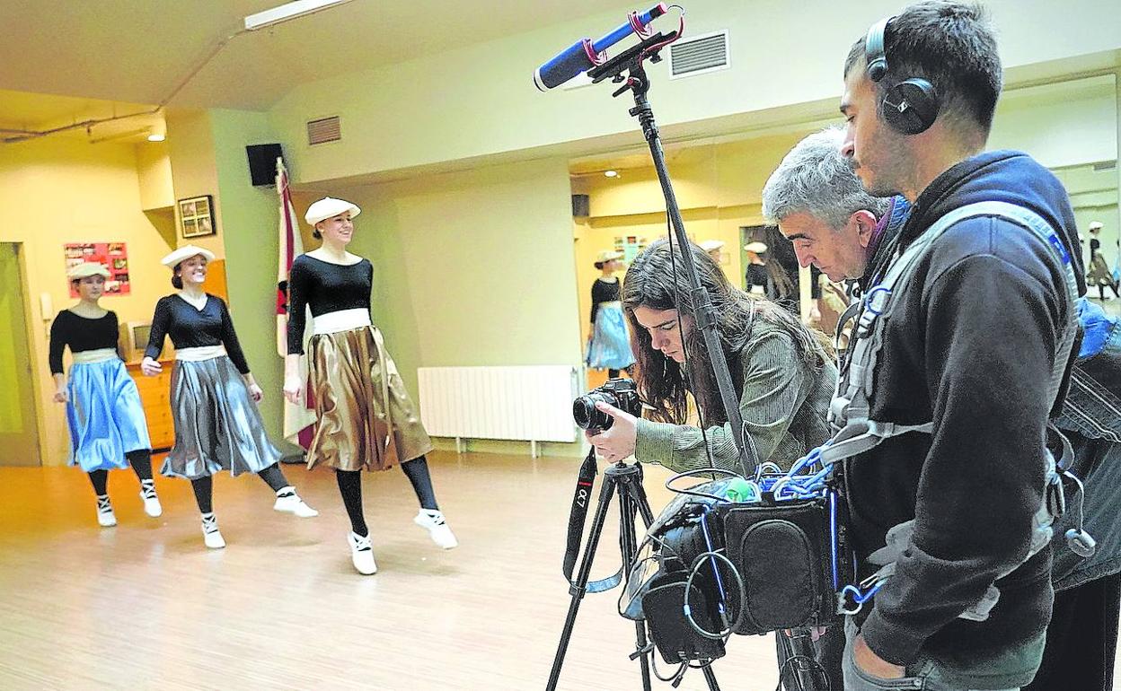 José Antonio Romero (en el centro, a la derecha), en un momento del rodaje en Algara Danza Taldea. 