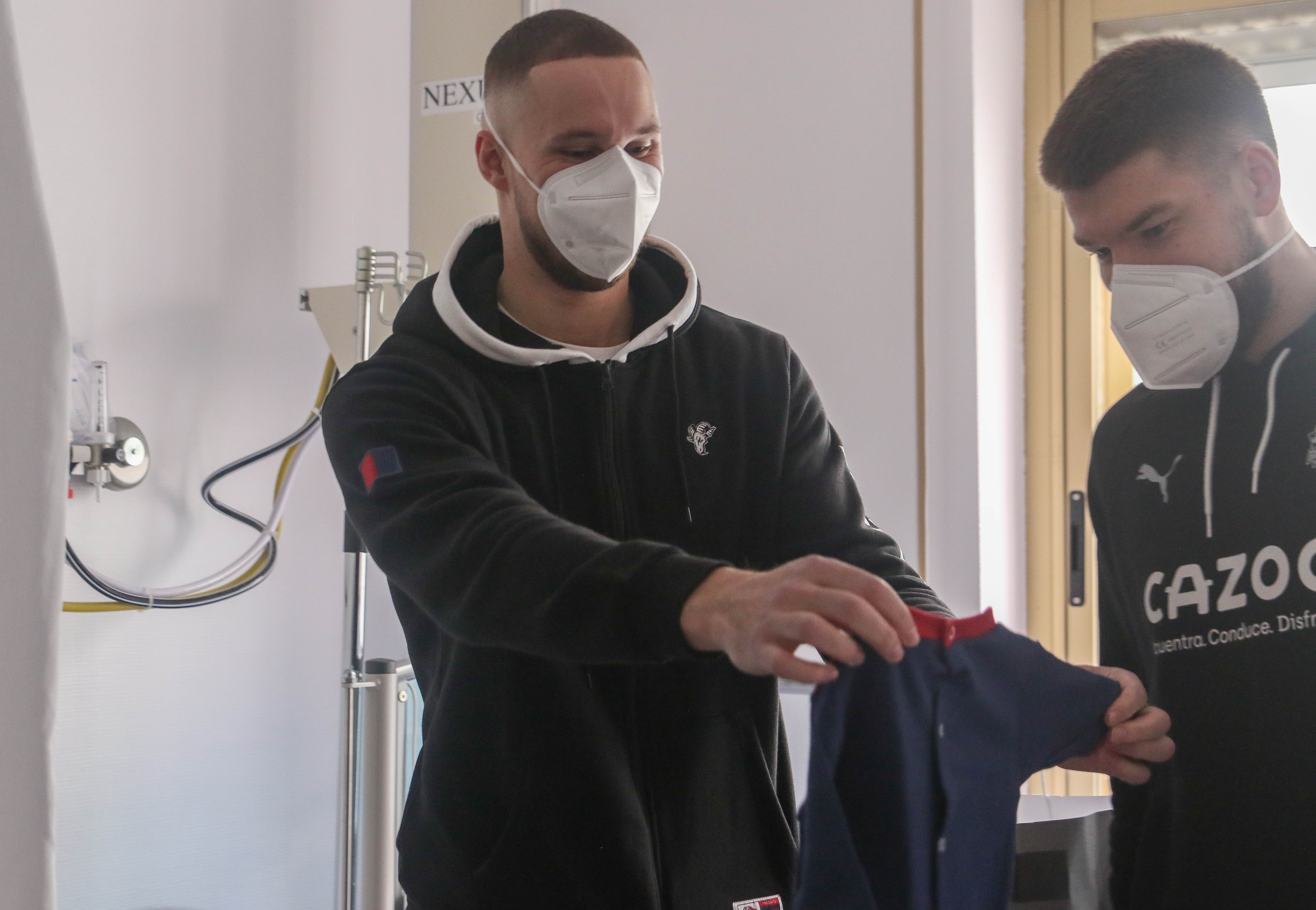 Fotos: Las imágenes de la visita de Giedraitis y Sedekerskis a Txagorritxu