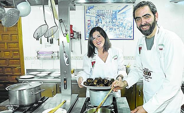 De izquierda a derecha, Mabel Madariaga, con los oricios, e Ixona Irizar en los fogones.