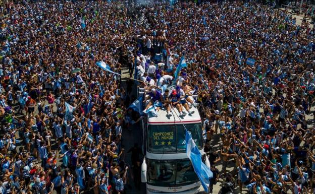 Cinco millones de personas acompañaron a la selección albiceleste en la celebración por las calles de Buenos Aires.