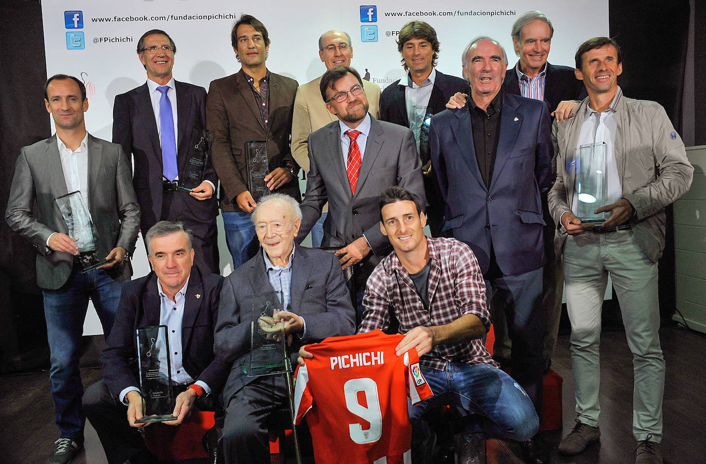 Joseba Etxeberria, Carlos Ruiz, Ismael Urzaiz, Manu Sarabia, Julen Guerrero, Txetxu Rojo, Rafael Moreno, José Ángel Iribar, Cuco Ziganda, Daniel Ruiz-Bazán 'Dani', Rafa Iriondo y Aritz Aduriz, en la presentacion de la Fundacion Pichichi, en Getxo.