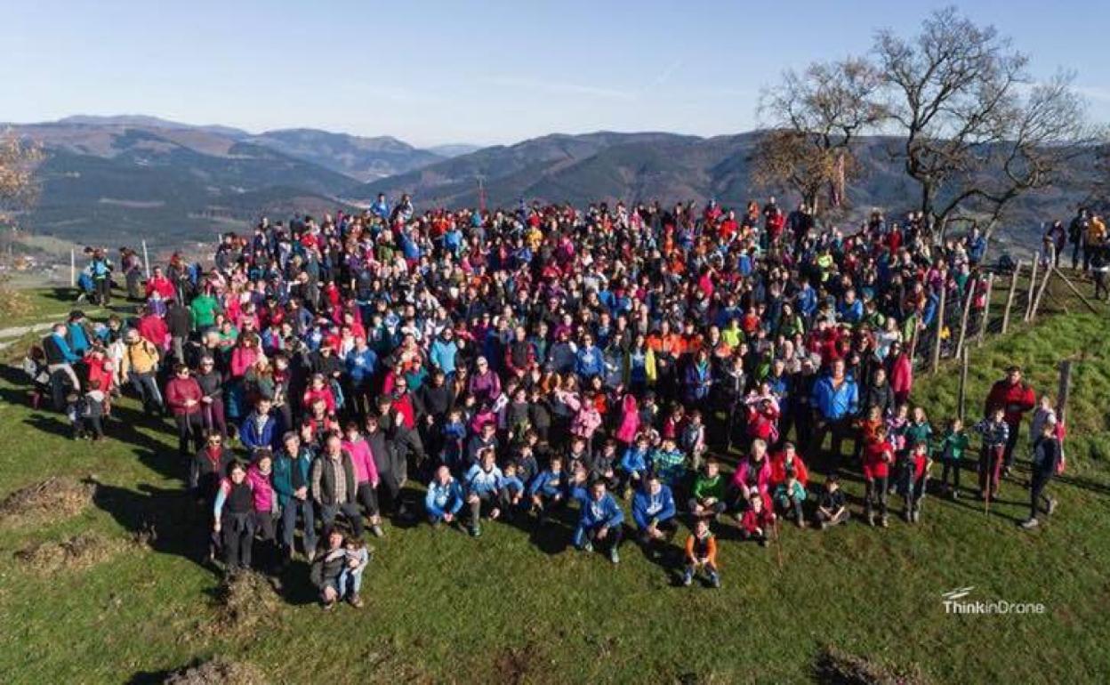 La sunida a Babio desde Amurrio es multitudinaria. 