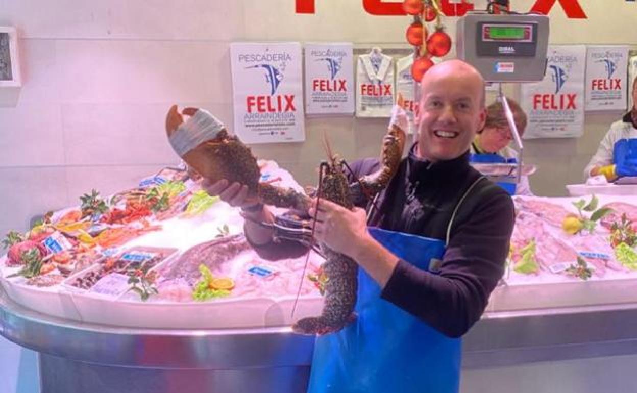 Lander Yarzabal posa orgulloso con el bogavante gigante en la Pescadería Félix de Irún. 