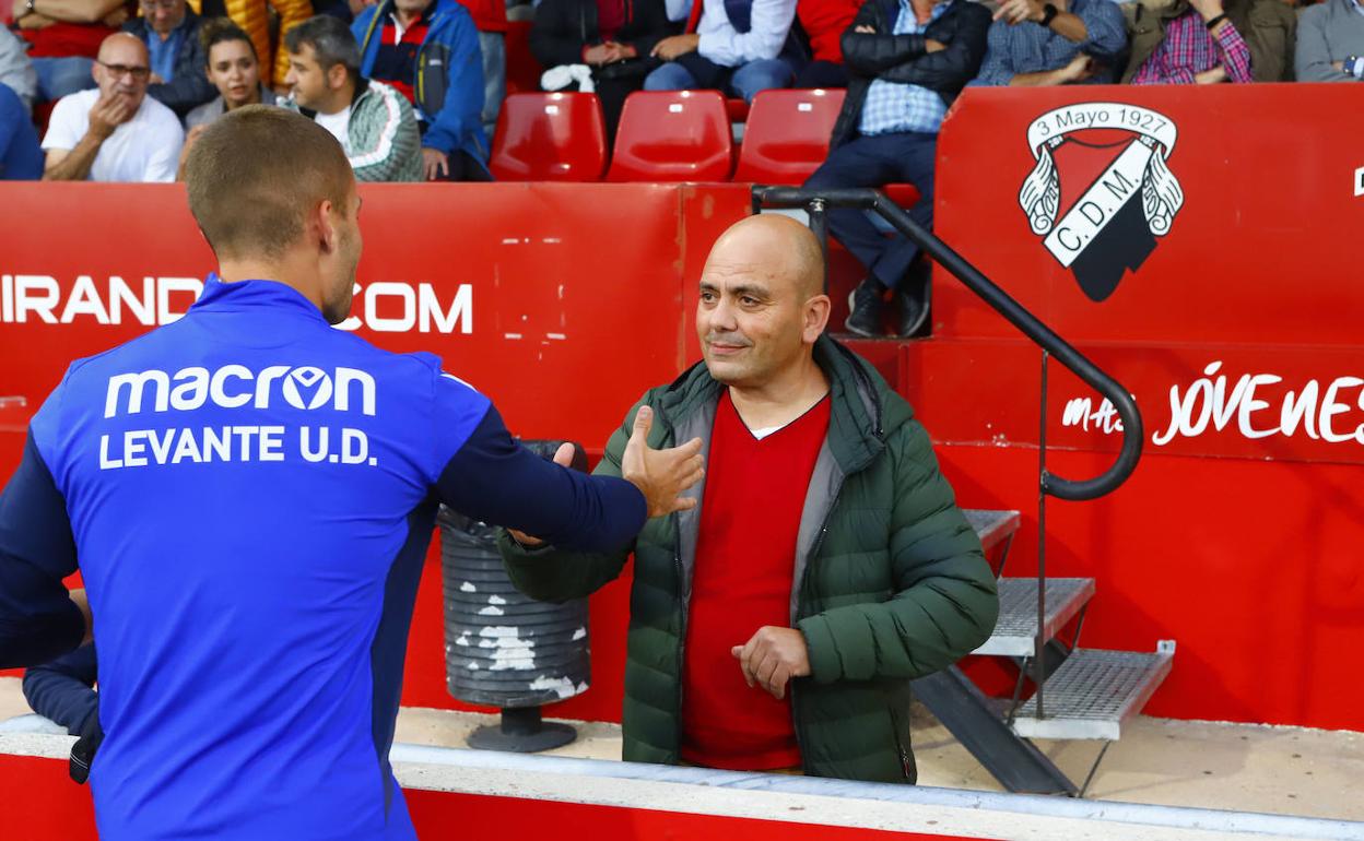 Chema Aragón, que saludó al exrojillo Franquesa con motivo de la última visita del Levante a Anduva, espera acertar con los refuerzos que llegarán en las próximas fechas. 