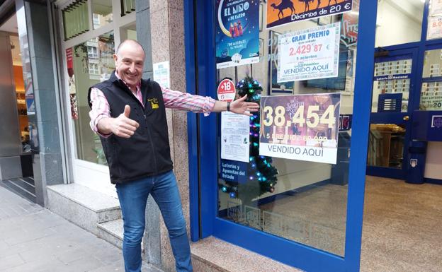 El lotero de la admintración de Portugalete celebra el quinto premio. 