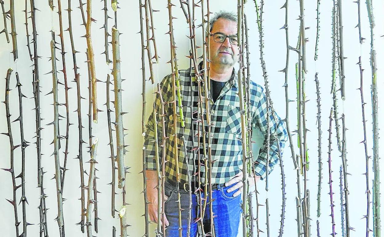 Miguel Alfredo Hernández Busto, Zirika, junto a las espinas de acacia y zarzas que forman su pieza en el escaparate de Zas Kultur Espazioa.