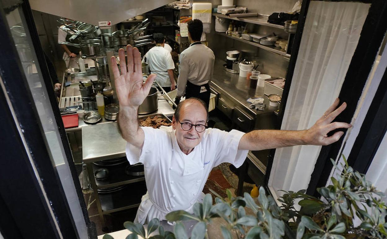 Hilario Arbelaitz Irastorza (71) saluda desde la cocina de Garbuno, el caserío familiar donde abrió Zuberoa hace 52 años.