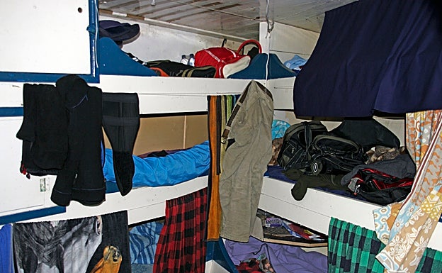 'Rancho' de un antigua embarcación de bajura de Bermeo con los catres para el descanso correspondiente a cada marinero 