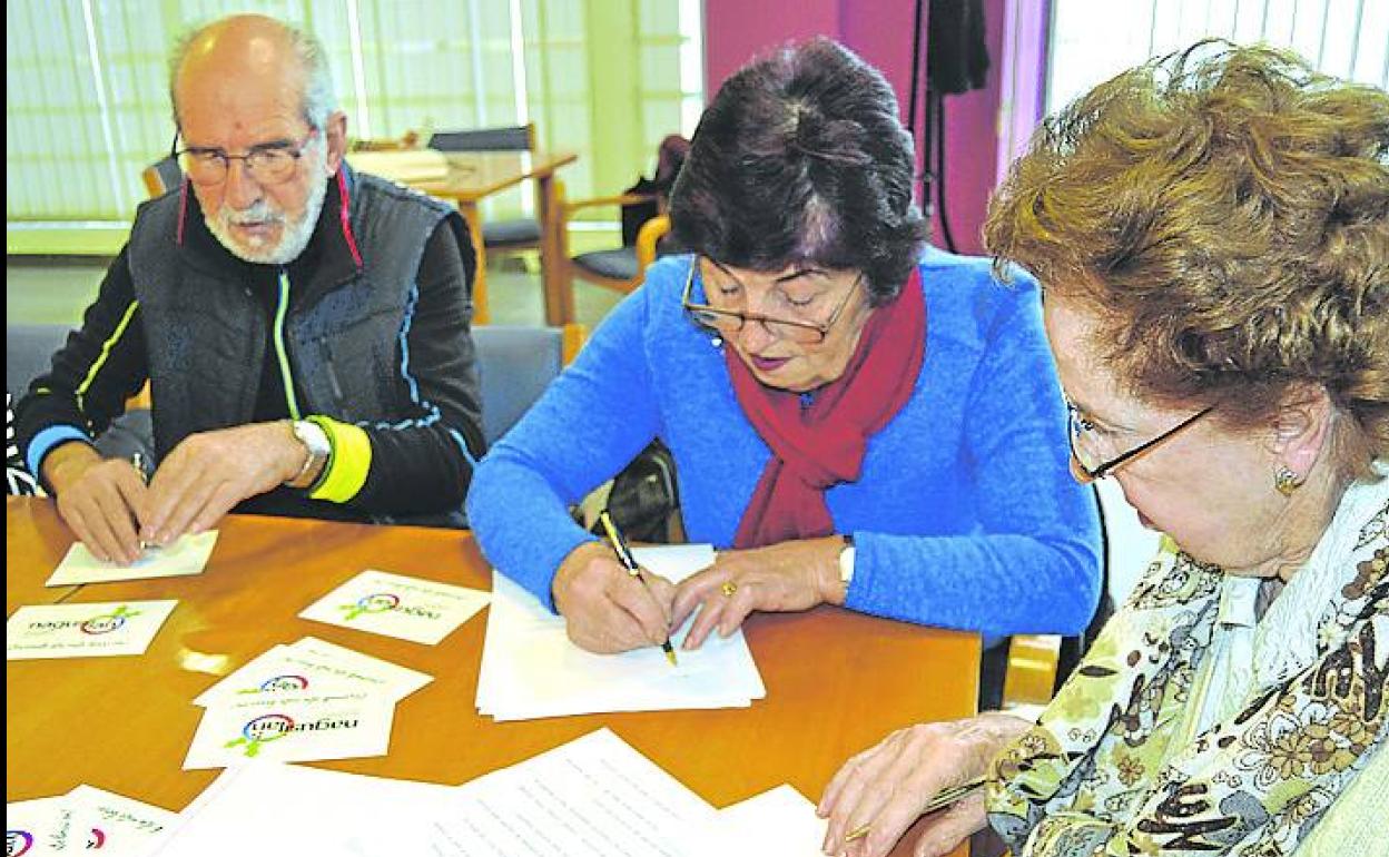 Voluntarios de la asociación Nagusilan dedicaron 300 postales a usuarios de residencias del valle de Ayala.