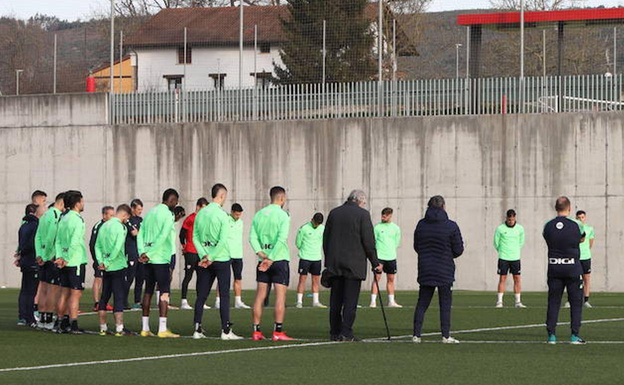 Minuto de silencio hoy en Lezama, con Iribar al frente.