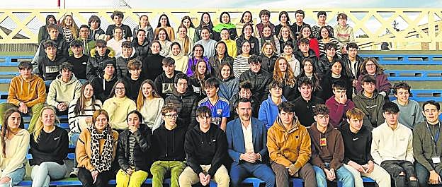 El alcalde de Loiu, Josu Andoni Begoña, rodeado por los alumnos y profesores del colegio Urdaneta.