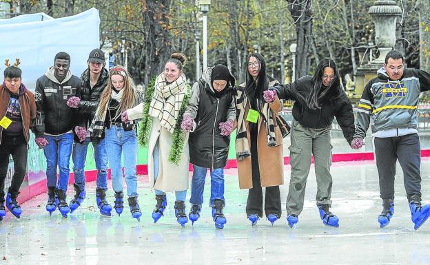 De la mano. Los protagonistas de nuestra foto de portada patinan en la pista de hielo de La Florida.