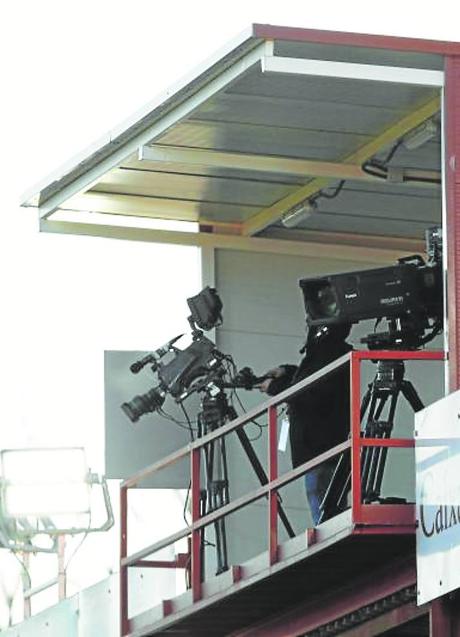 Imagen - Un operario maneja una cámara durante un partido en Miranda.