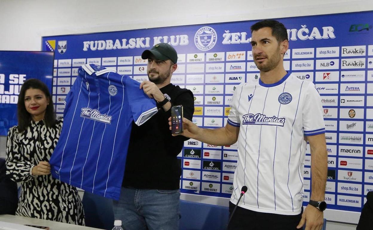 Momento de la rueda de prensa en la que se anuncia el patrocinio de la afición del Zeljeznicar. 