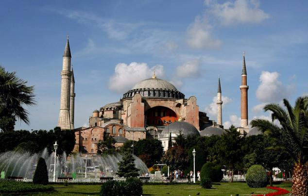 Estambul (Turquía). La visita básica incluye Santa Sofía, el Gran Bazar, el palacio Topkapi, la Cisterna Basílica, la mezquita Azul, el Museo Arqueológico… y se puede completar con una visita al juvenil barrio de Kadiköv, en la parte asiática, o incluso una excursión en barco por el estrecho del Bósforo hasta los límites del mar Negro. Y todo esto antes de ir a la estación de Sirkeci, donde vale la pena curiosear en la evocadora e histórica terminal del Orient Express.