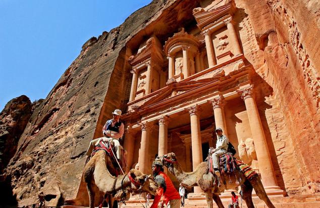 Petra (Jordania). Este destino entra en la lista por sus itinerarios de aventura a lugares como Petra o el desierto de Wadi Rum, y también invita a relajarse en el mar Rojo o en un 'spa' del mar Muerto. Petra, la antigua ciudad nabatea encerrada entre paredes de arenisca, es la joya del país, aunque no la única razón de la visita.